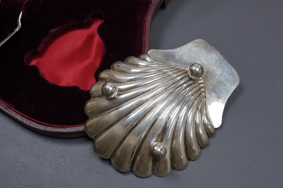 A late Victorian cased pair of silver butter shells and matching butter knives, by Horace Woodward & Co Ltd, London, 1894/5, shell 12.9cm, 5.6oz.